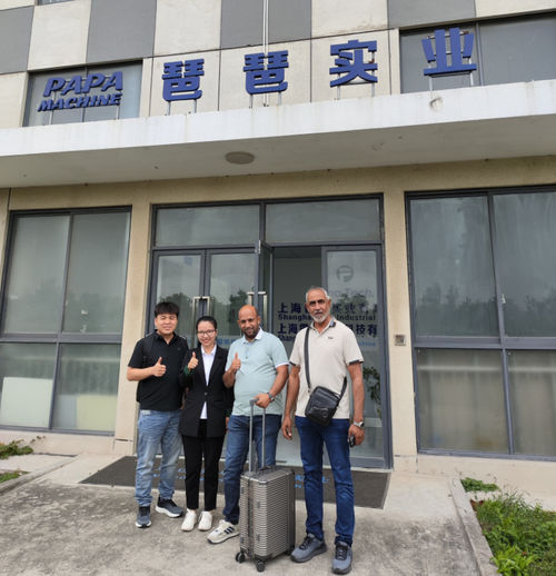 Últimas soluciones de la empresa sobre Cliente iraquí visita China, firma contrato en el sitio para línea de producción de bolas de sésamo y dándole elogios a la calidad y servicio del equipo