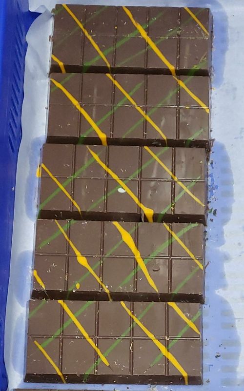 Últimas soluciones de la empresa sobre Una marca de chocolate emergente innova con una máquina de templado y depósito de chocolate de 60 kg para fabricar chocolate de Dubai de primera calidad