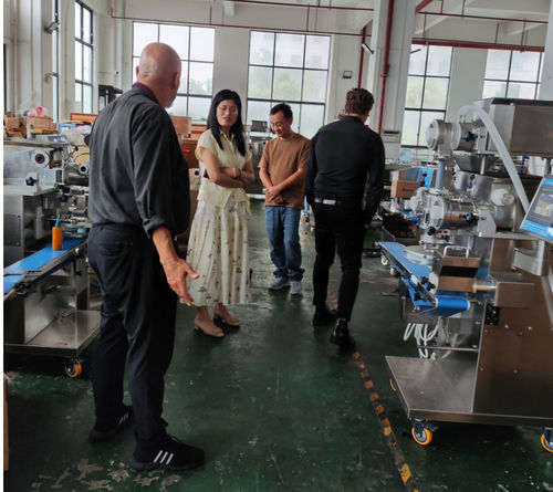 Últimos blogs de la empresa sobre Las visitas de los clientes a la exposición aumentan: los compradores globales muestran un gran interés en Shanghai Papa's Protein Bar& Ball& Burrata