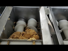 Pastel con cepillo de huevo y bandeja